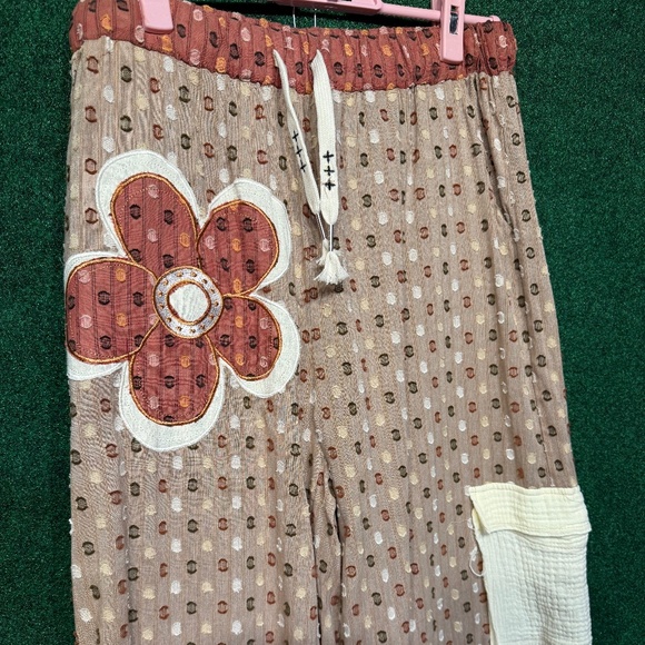🔥119 NWT Pol Taupe Multi Flower Petal Pant - Picture 6 of 9